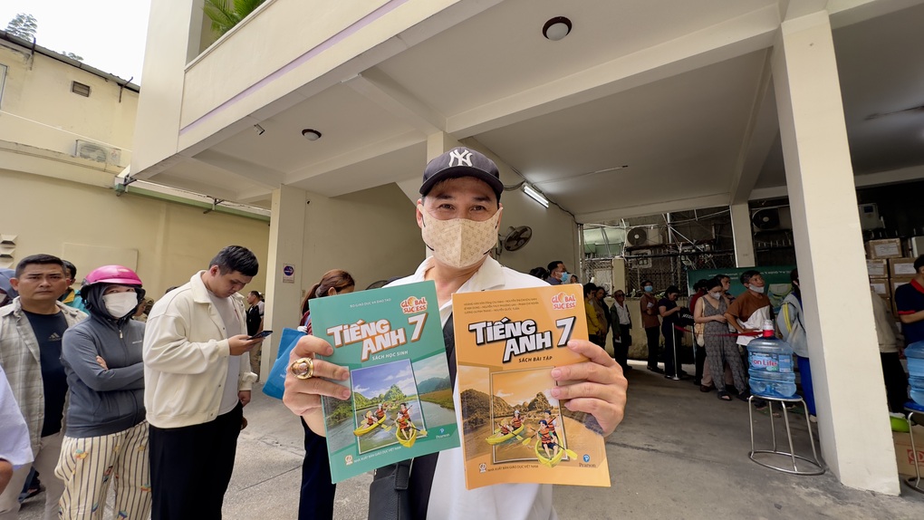 Phụ huynh nghỉ làm, vượt trăm km lên TPHCM xếp hàng giữa nắng nóng mua SGK - 6 Phụ huynh nghỉ làm, vượt trăm km lên TPHCM xếp hàng giữa nắng nóng mua SGK - 6