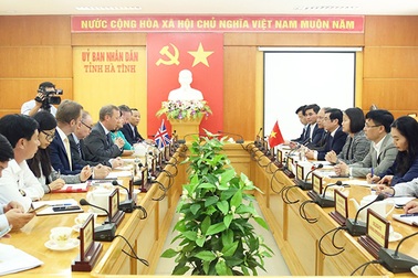 Đại sứ Anh vào Hà Tĩnh bàn phương án phòng chống di cư trái phép