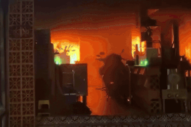 Nhân chứng kể khoảnh khắc quán ăn bùng cháy dữ dội ở trung tâm TPHCM