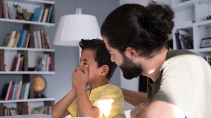 Khi nhìn thấy hoặc nghi ngờ con có hành vi thủ dâm, cha mẹ phải bình tĩnh, tuyệt đối không la mắng, chỉ trích, đánh trẻ. Ảnh minh họa