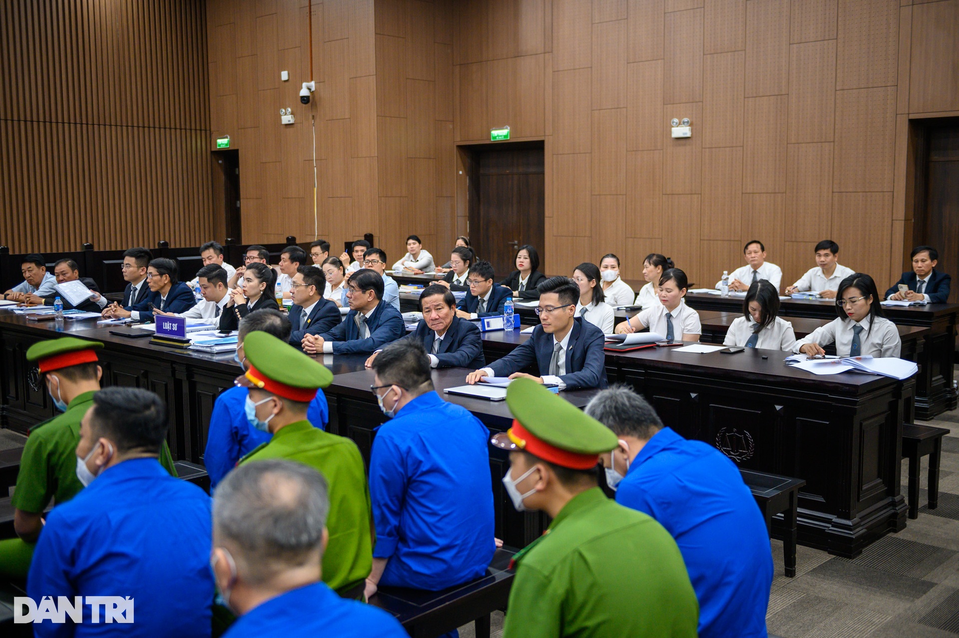 Cảnh sát dẫn giải cựu Chủ tịch tỉnh Bình Thuận Nguyễn Ngọc Hai đến tòa - 6 Cảnh sát dẫn giải cựu Chủ tịch tỉnh Bình Thuận Nguyễn Ngọc Hai đến tòa - 6