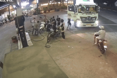 Nhóm người đi xe tải, cầm hung khí tấn công nhân viên cây xăng ở Bình Dương