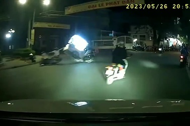 Chuyển hướng bất cẩn, xe hàng rong gây tai nạn cho người đi đường