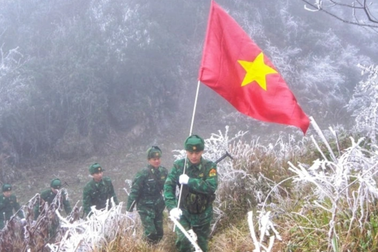 Bộ đội tuần tra biên giới giữa băng giá -2 độ C