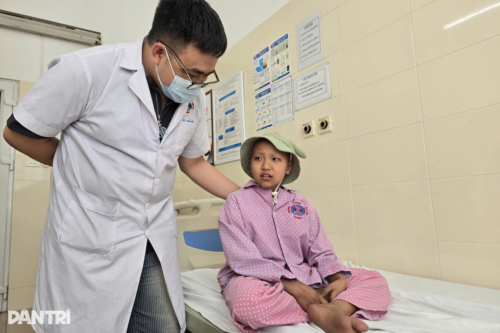 Bé gái 10 tuổi và sự hồi sinh kỳ diệu từ đôi chân ghép xương - 5 Bé gái 10 tuổi và sự hồi sinh kỳ diệu từ đôi chân ghép xương - 5