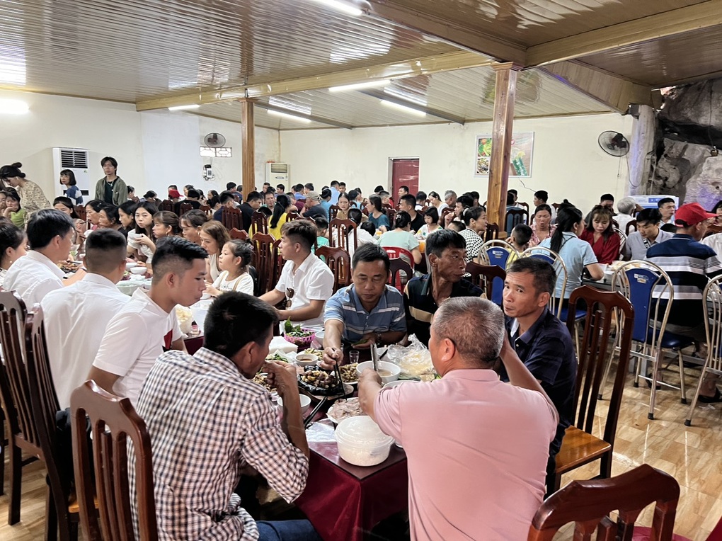 Ông chú hàng dê Ninh Bình vẫy xe như quẩy, khách đi qua không vào cũng khó - 3 Ông chú hàng dê Ninh Bình vẫy xe như quẩy, khách đi qua không vào cũng khó - 3