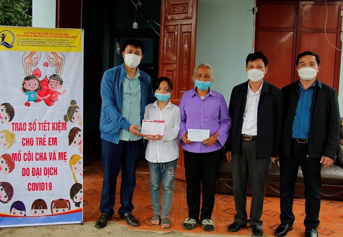 Đại diện Quỹ Bảo trợ trẻ em tỉnh Thanh Hóa trao sổ tiết kiệm cho trẻ em.