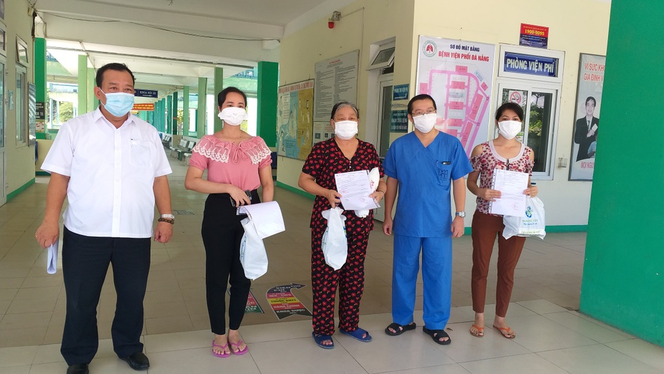 Hai bệnh nhân mắc Covid-19 nặng, trên 80 tuổi được công bố khỏi bệnh - 1 Hai bệnh nhân mắc Covid-19 nặng, trên 80 tuổi được công bố khỏi bệnh - 1