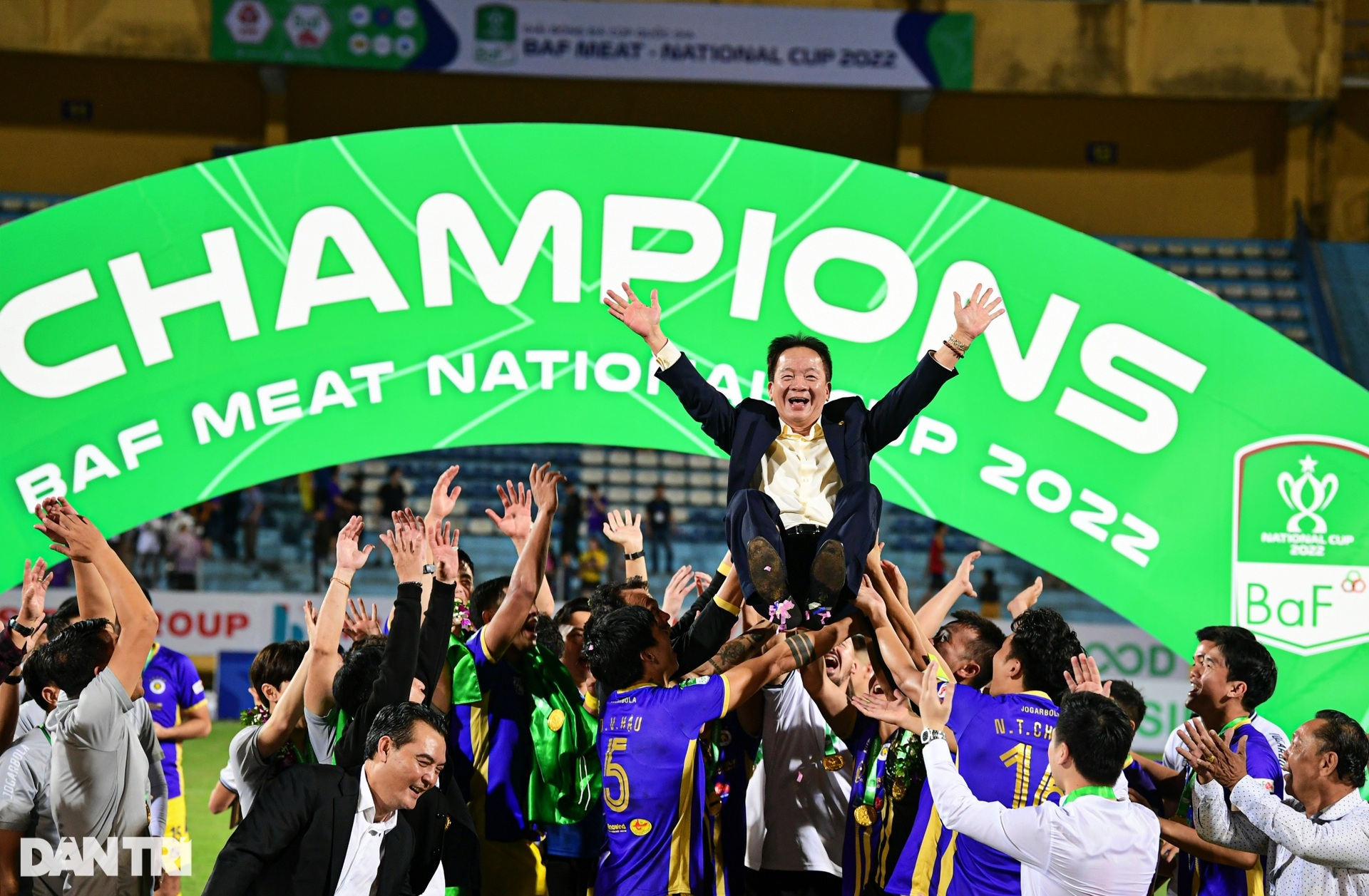 Cầu thủ CLB Hà Nội hạnh phúc ăn mừng cú đúp vô địch mùa giải 2022 - 14 Cầu thủ CLB Hà Nội hạnh phúc ăn mừng cú đúp vô địch mùa giải 2022 - 14