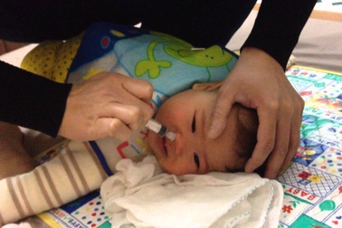 Mạo hiểm rửa mũi bằng xi lanh dễ gây viêm tai giữa