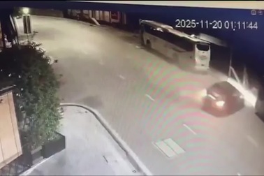 Mercedes Maybach mất lái, tông xe khách đỗ ven đường ở Quảng Ninh