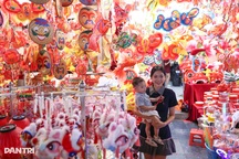 Người dân Thủ đô nô nức đón Trung thu sớm trên phố Hàng Mã