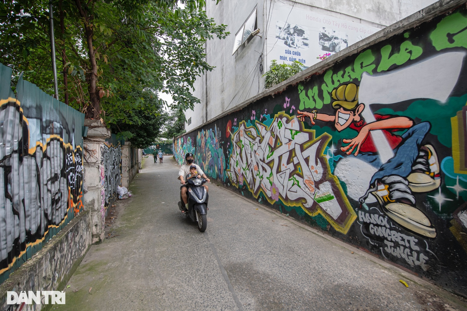 Tường và cửa cuốn nhà dân trên nhiều tuyến phố Hà Nội bị vẽ bậy  - 11