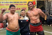 Đô vật người Belarus gặp đối thủ nặng ký, suýt thua muối mặt ở hội vật làng