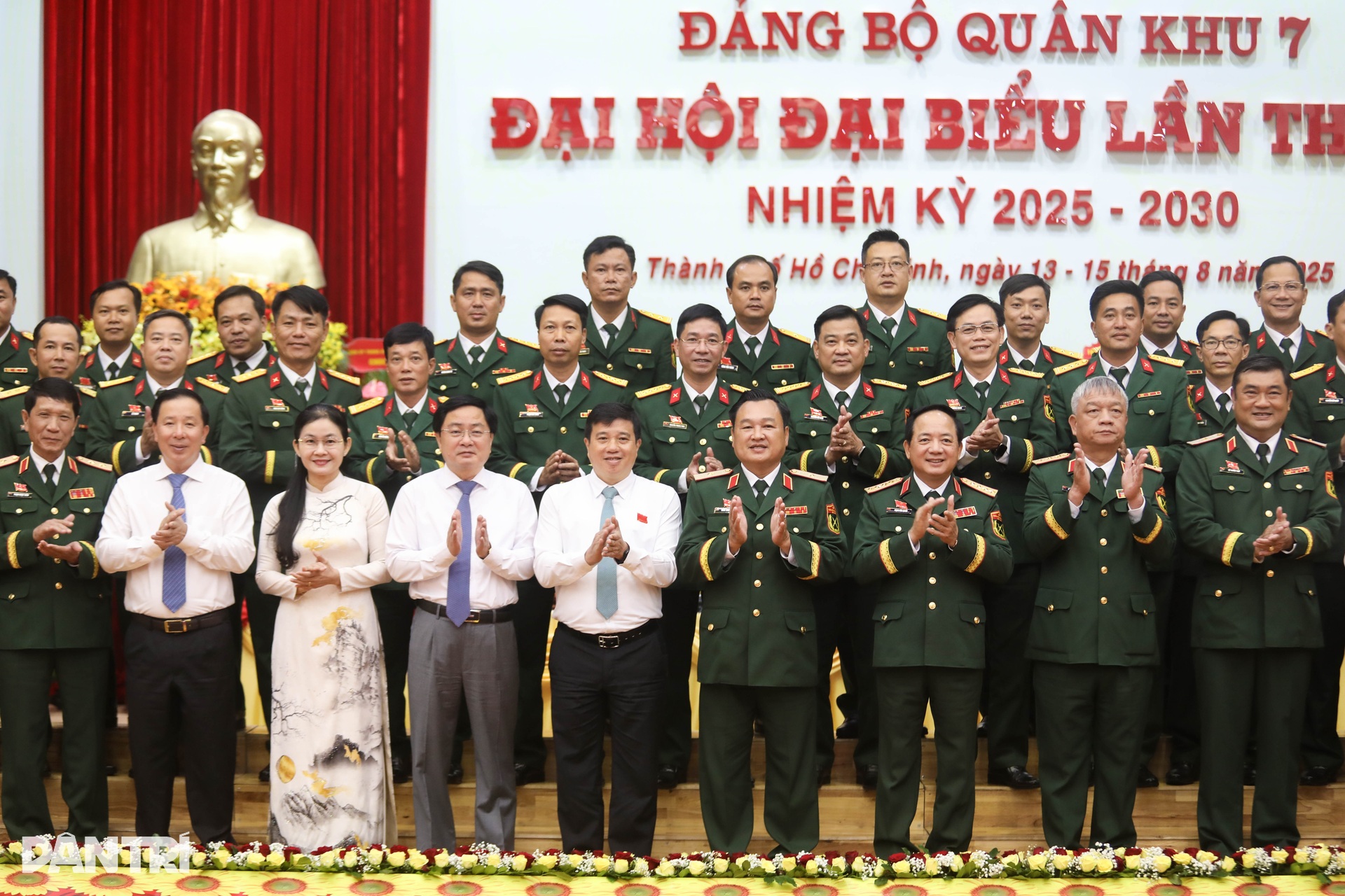 Thiếu tướng Trần Vinh Ngọc được bầu giữ chức Bí thư Đảng ủy Quân khu 7 - 12 Thiếu tướng Trần Vinh Ngọc được bầu giữ chức Bí thư Đảng ủy Quân khu 7 - 12