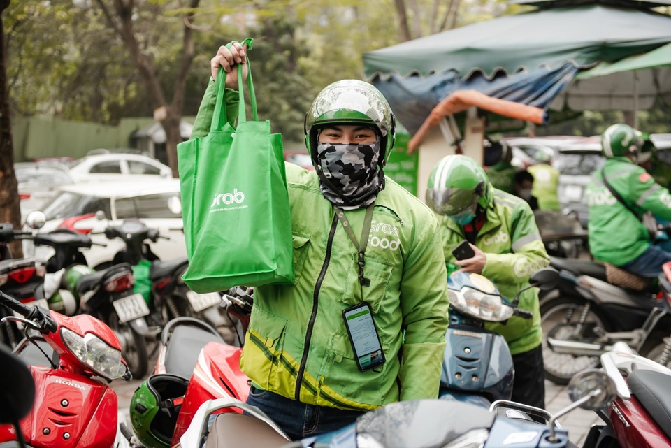 Những chuyến xe Grab tất bật chở tết đủ đầy về nhà - 5 Những chuyến xe Grab tất bật chở tết đủ đầy về nhà - 5