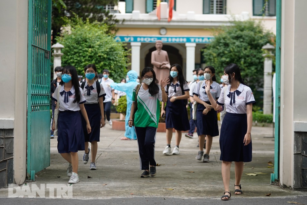 Đề tiếng Anh dễ, thí sinh TPHCM thở phào hoàn thành kỳ thi đặc biệt - 3 Đề tiếng Anh dễ, thí sinh TPHCM thở phào hoàn thành kỳ thi đặc biệt - 3