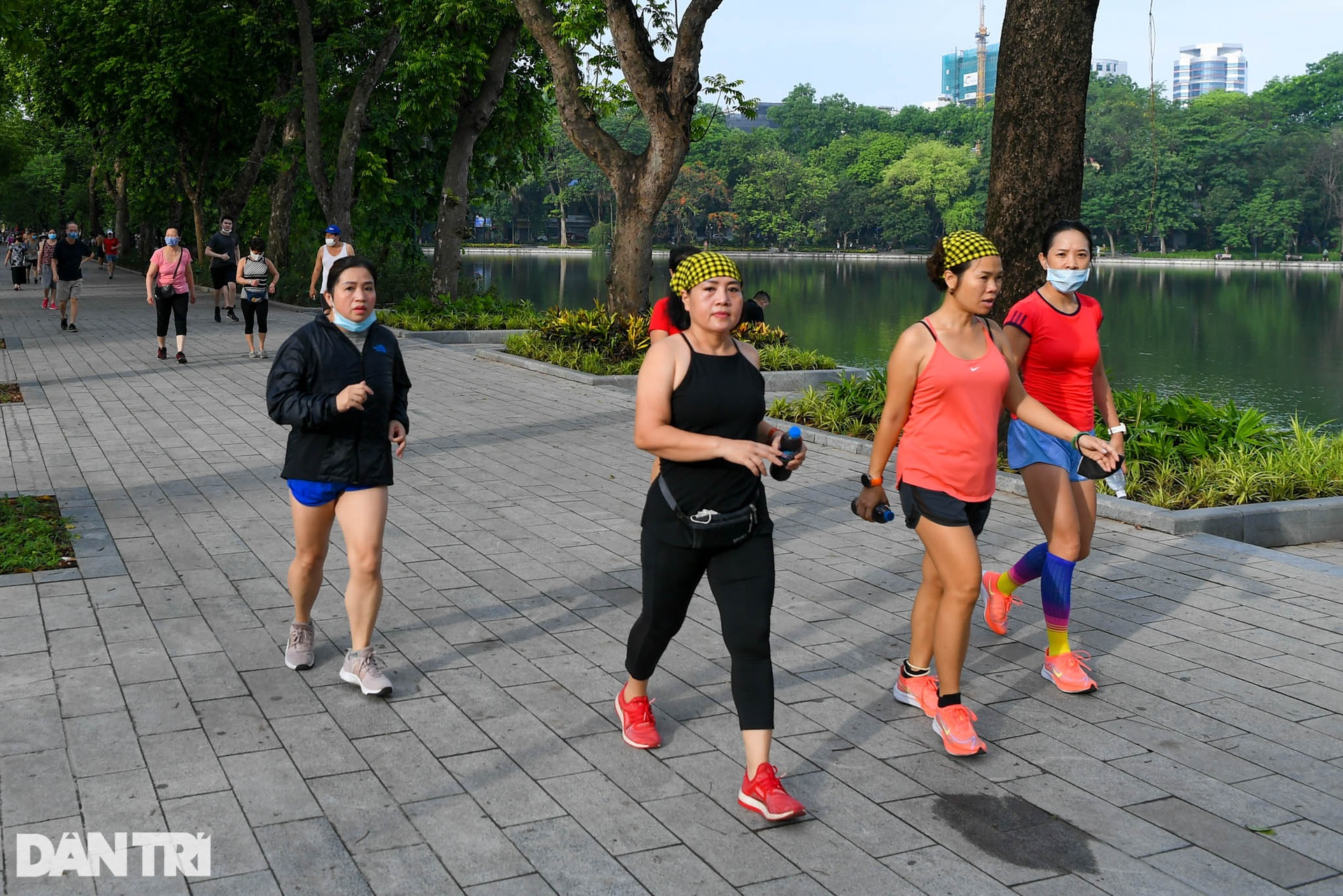 Người dân Hà Nội nườm nượp ra đường tập thể dục sau lệnh nới lỏng - 13 Người dân Hà Nội nườm nượp ra đường tập thể dục sau lệnh nới lỏng - 13