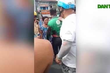 Tài xế xe buýt cầm dao đâm tài xế Grab ở Sài Gòn