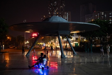 Người dân mò mẫm trong bóng tối ở công viên Hà Nội thiếu đèn chiếu sáng