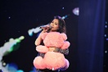 Hồ Ngọc Hà cùng Hiền Thục hát cho công nhân 