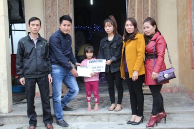 Trao gần 70 triệu đồng tới ba chị em mồ côi cả cha lẫn mẹ
