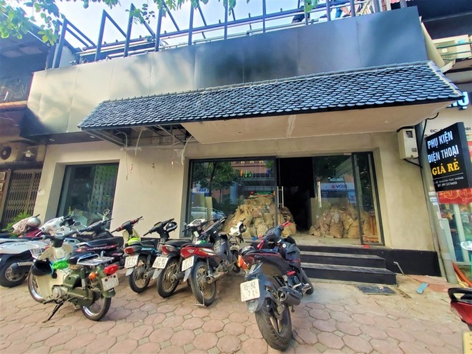 Cảnh hoang lạnh, đổ nát của loạt nhà hàng Món Huế, Phở Ông Hùng ở Hà Nội sau tin quỵt tiền - Ảnh 9. Cảnh hoang lạnh, đổ nát của loạt nhà hàng Món Huế, Phở Ông Hùng ở Hà Nội sau tin quỵt tiền - Ảnh 9.