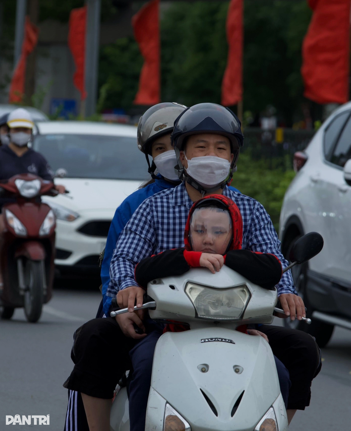 Người Hà Nội co ro trong cái lạnh giữa mùa hè - 7 Người Hà Nội co ro trong cái lạnh giữa mùa hè - 7