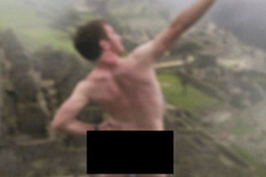 Cộng đồng mạng phẫn nộ trước hành vi du khách khỏa thân ở di sản cổ