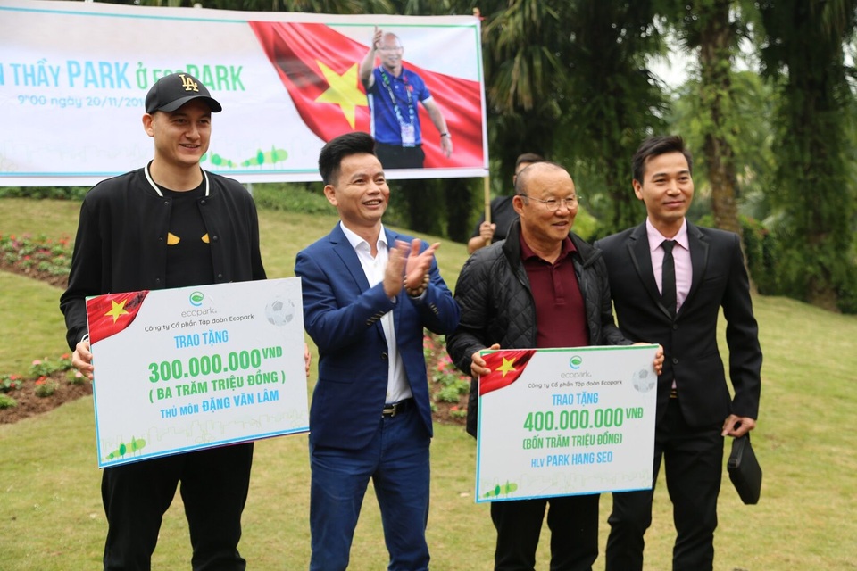 Cư dân Ecopark nồng nhiệt chào đón thầy trò HLV Park Hang Seo và thủ môn Đặng Văn Lâm - 7 Cư dân Ecopark nồng nhiệt chào đón thầy trò HLV Park Hang Seo và thủ môn Đặng Văn Lâm - 7