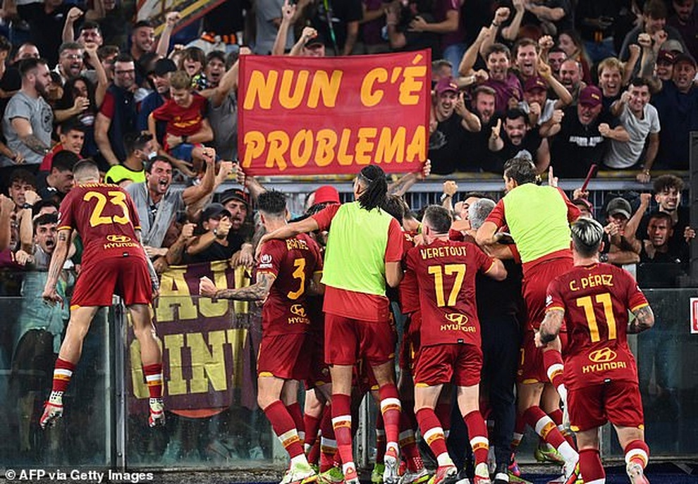 HLV Mourinho chạy như điên để ăn mừng chiến thắng ở trận đấu thứ 1000 - 3 HLV Mourinho chạy như điên để ăn mừng chiến thắng ở trận đấu thứ 1000 - 3