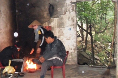 Cụ bà sưởi than củi chết ngạt