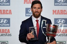 Vượt qua C.Ronaldo, Messi nhận cú đúp danh hiệu ở La Liga