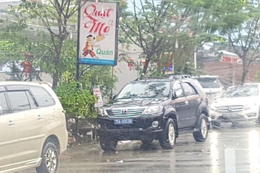 Xe biển xanh đậu trước quán nhậu trong giờ làm việc