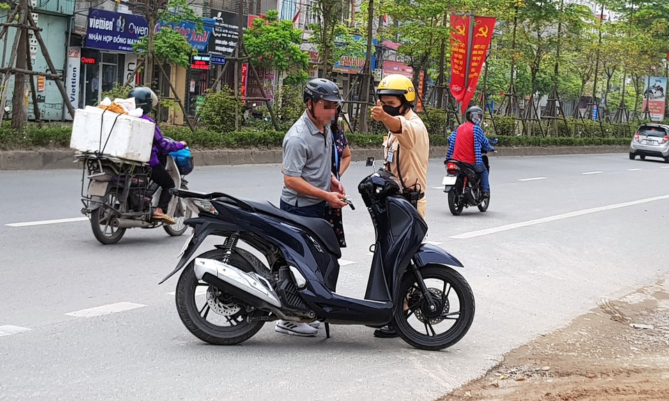 Hà Nội: Bị thu xe vì uống 1 lon bia rồi đi… đổ xăng - 7 Hà Nội: Bị thu xe vì uống 1 lon bia rồi đi… đổ xăng - 7