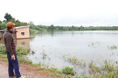 Chèo thuyền chơi trên hồ nuôi cá, 4 nữ sinh chết đuối  