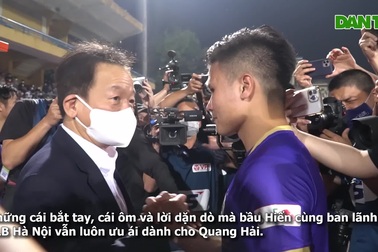 Quang Hải nghẹn ngào chào tạm biệt người hâm mộ bóng đá Thủ đô