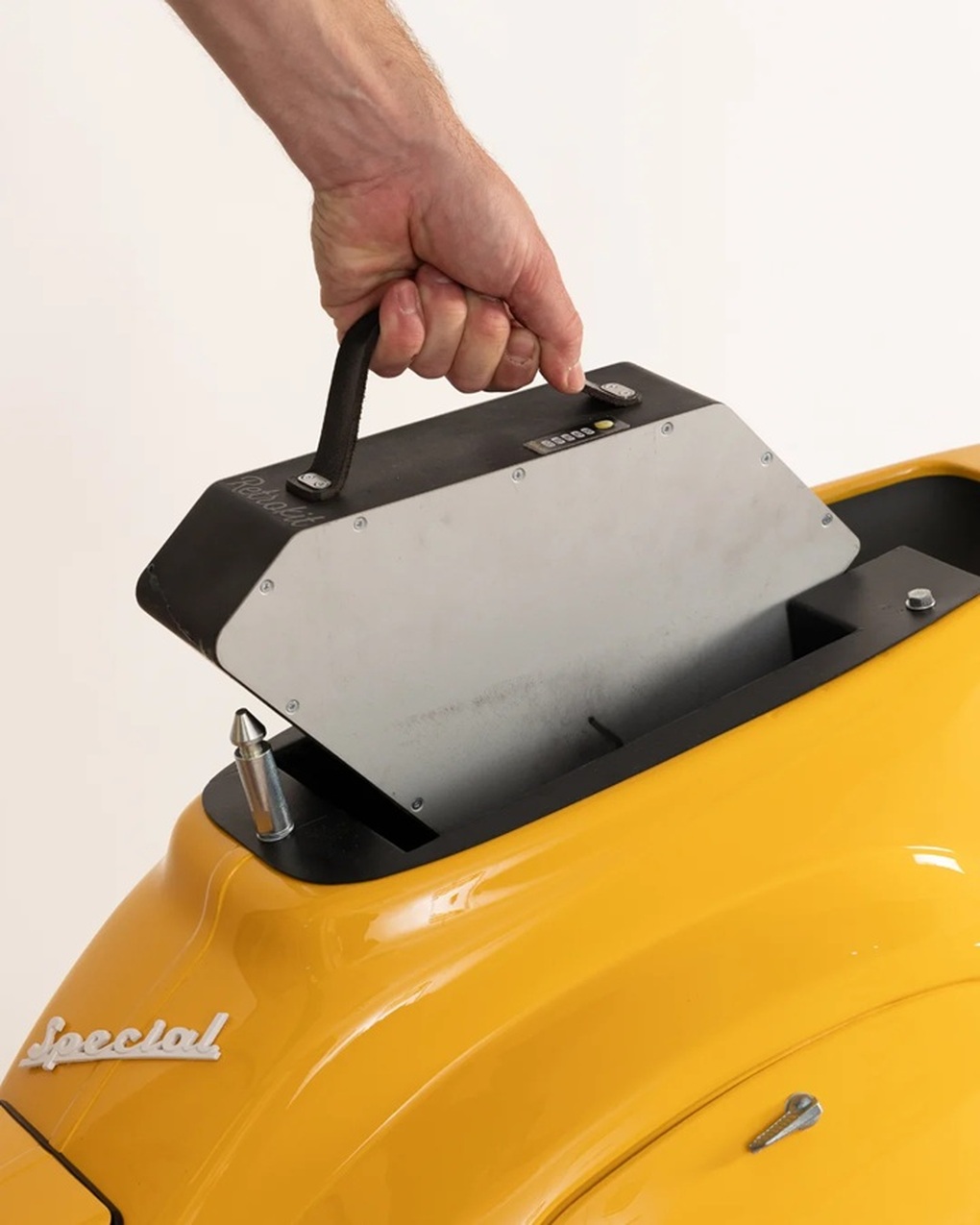 Biến Vespa cổ thành xe điện với bộ chuyển đổi “cắm là chạy”, giá 120 triệu - 3 Biến Vespa cổ thành xe điện với bộ chuyển đổi “cắm là chạy”, giá 120 triệu - 3