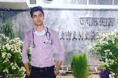 Đeo ống nghe, khẩu trang lang thang trong viện, nam thanh niên khiến ai cũng tin mình là bác sĩ