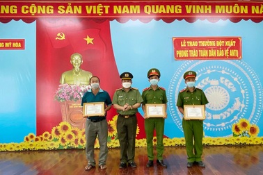 Anh xe ôm bắt trộm được giám đốc công an tỉnh tặng giấy khen