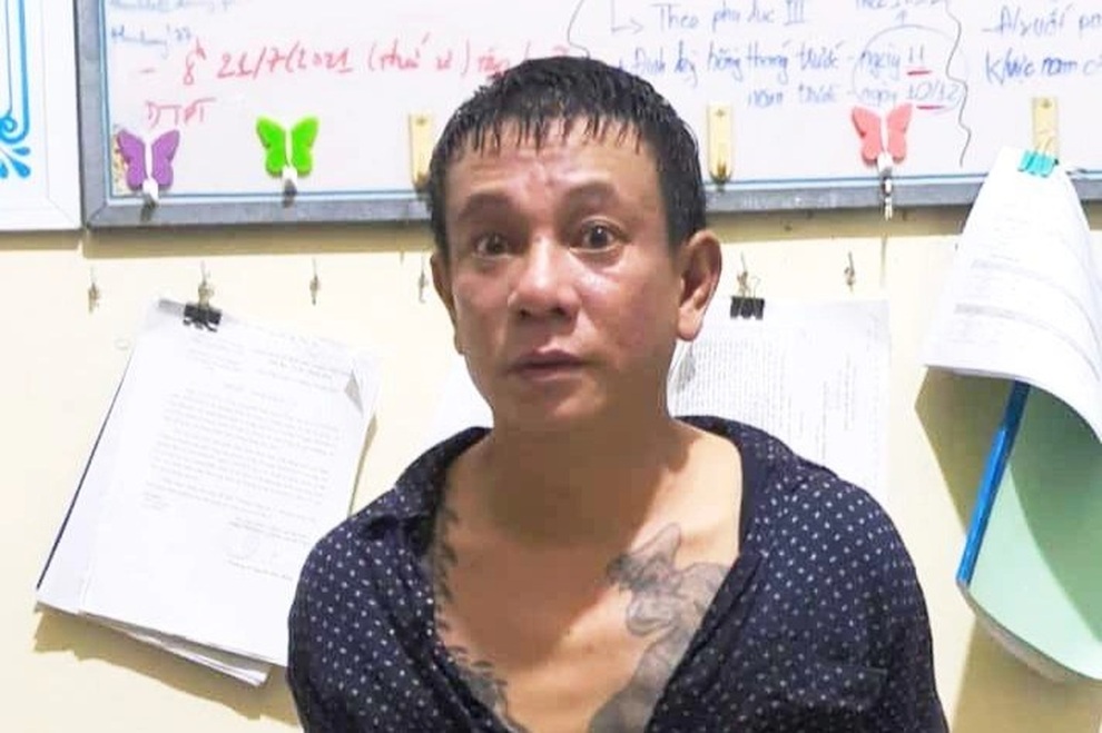 Người đàn ông dùng dao đâm loạn xạ vào lực lượng trực chốt kiểm dịch - 1