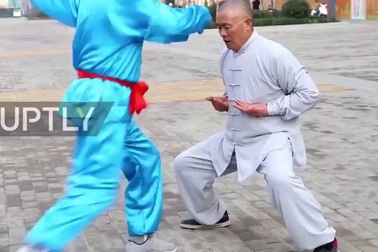 Võ sư Kung fu thách thức mọi đòn đau vào "chỗ hiểm"