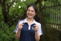 Nữ sinh đạt điểm 10 môn văn viết kín 12 trang giấy, run khi tra điểm