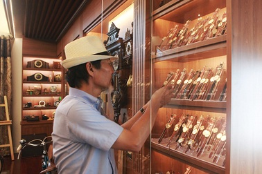 Mục sở thị bộ sưu tập đồng hồ cổ mạ vàng một thời bằng cả gia tài khủng