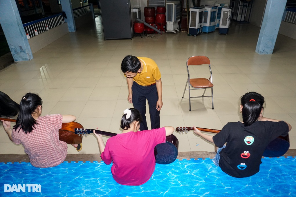 Điều diệu kỳ trong lớp học đàn miễn phí của thầy giáo khuyết tật - 2 Điều diệu kỳ trong lớp học đàn miễn phí của thầy giáo khuyết tật - 2