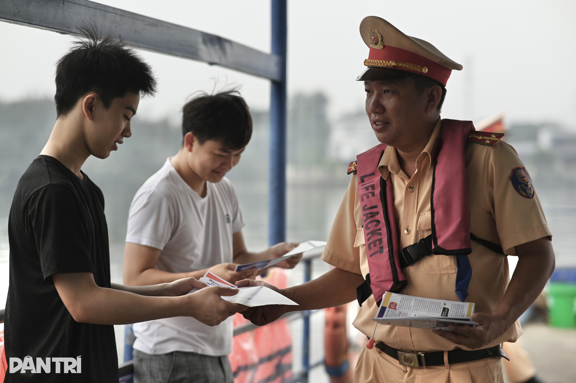 Người dân TPHCM vui khi phà Bình Quới hoạt động lại, hết đi vòng 10km - 8 Người dân TPHCM vui khi phà Bình Quới hoạt động lại, hết đi vòng 10km - 8