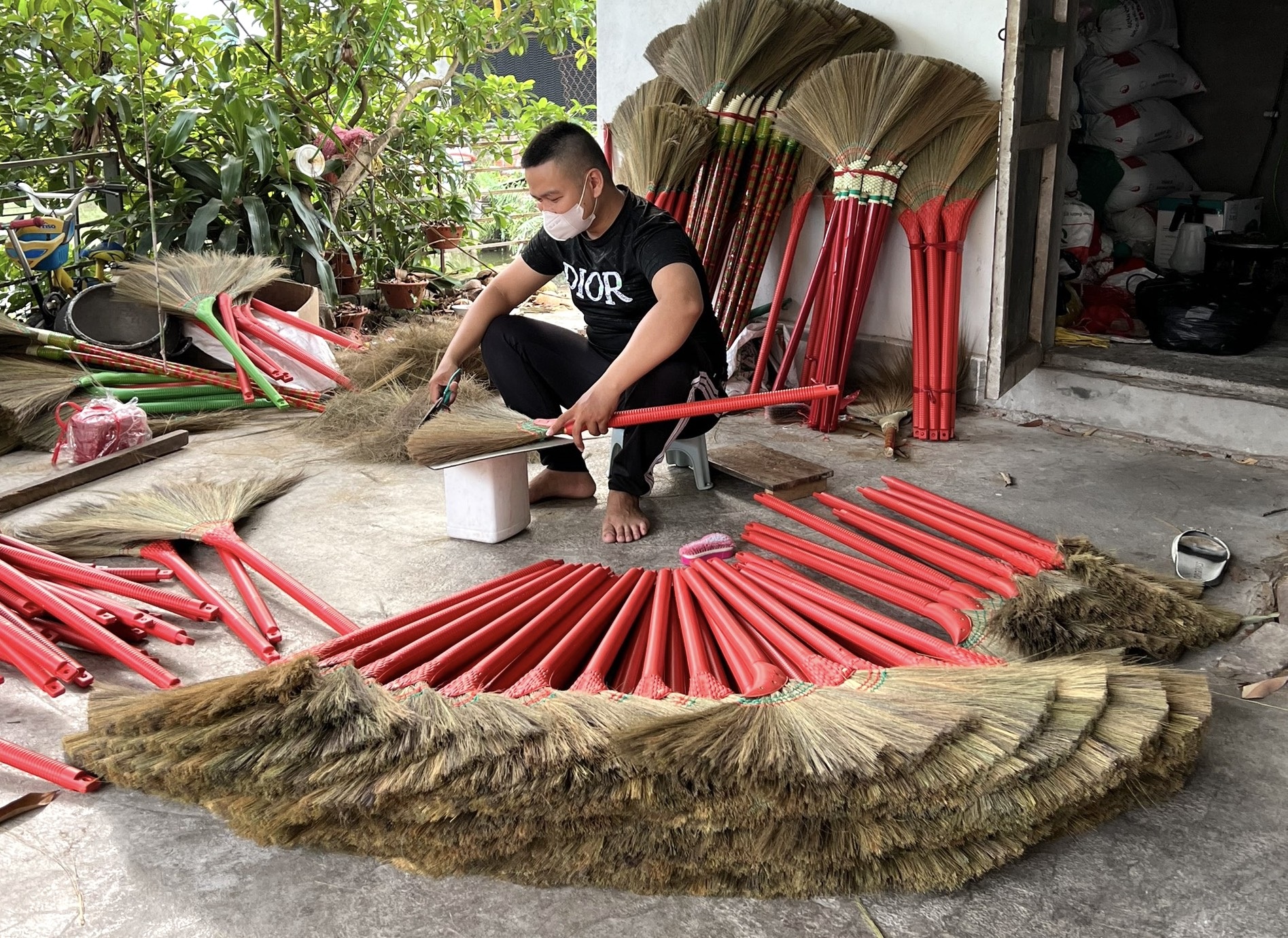 200 किलोमीटर मोटरसाइकिल चलाकर सामान बेचने का प्रयास, झाड़ू से कैसे अमीर बना जा सकता है? - 2 Chạy xe máy 200km bán hàng để tìm lời giải, sao làm giàu được từ chổi chít? - 2