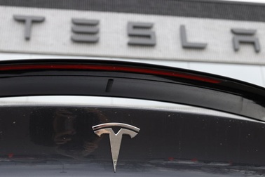 Giá cổ phiếu tăng kỷ lục, Tesla biến nhiều nhà đầu tư thành triệu phú