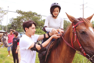 Isaac ân cần dạy cưỡi ngựa cho “người tình tin đồn” của Cường Đôla