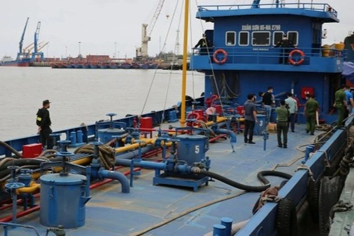 Triệt phá vụ buôn lậu 1 triệu lít xăng trị giá gần 30 tỷ đồng tại Nghệ An - 2 Triệt phá vụ buôn lậu 1 triệu lít xăng trị giá gần 30 tỷ đồng tại Nghệ An - 2